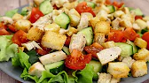 Gemüsesalat mit Hähnchenbrust und Croutons