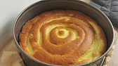 Kuchen mit Creme und Apfelstückchen