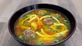 Suppe mit Frikadellen und Nudeln
