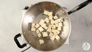 Tofu-Gemüsepfanne mit Erdnusssoße