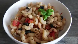 Veganer Mediterraner Nudelsalat